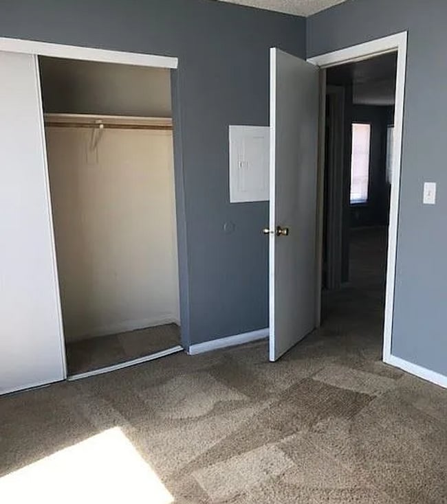 Building Photo - 2 Bed and 1 bath located in 89115!