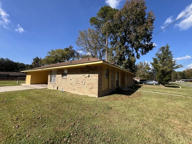 Building Photo - Charming 3-Bed + Office/Flex in Establishe...