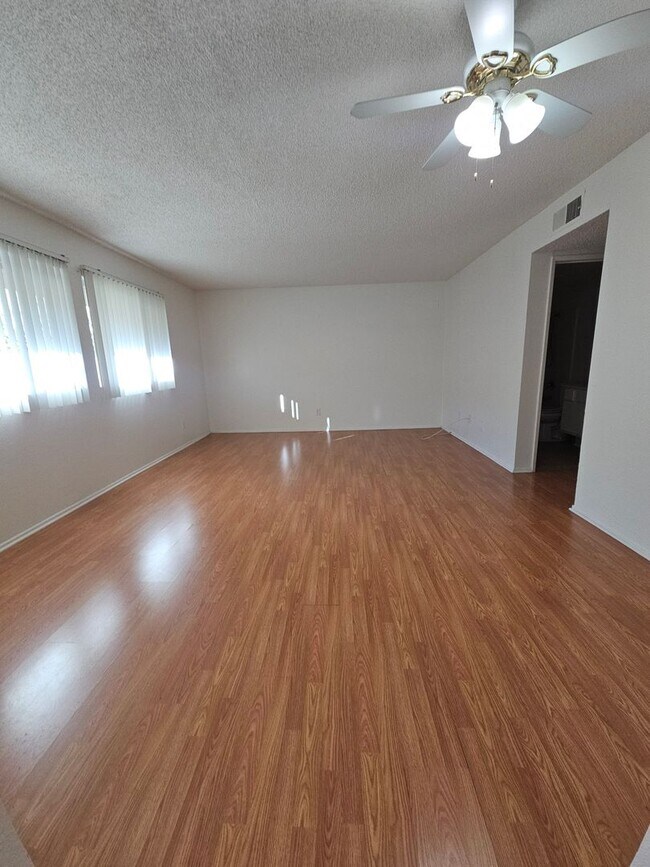 Foto del edificio - Spacious 2 bedroom unit with a Private Balcony