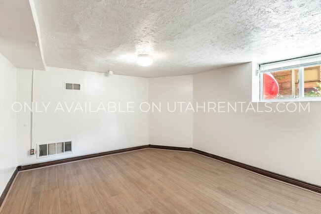 Building Photo - 1073 E 200 S