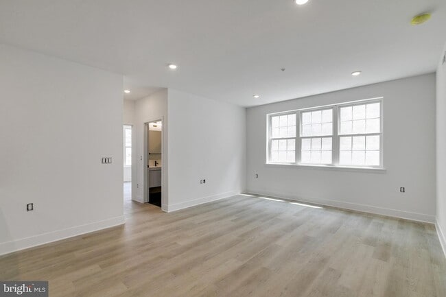 Photo - 3045 Richmond St Apartment