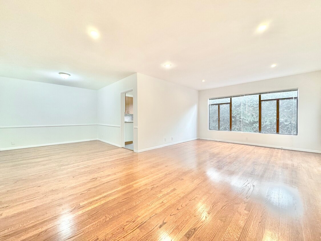 Primary Photo - 357 S Elm Dr