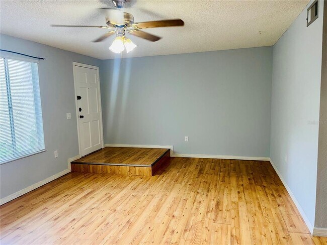Building Photo - 1873 Pine Cone Cir