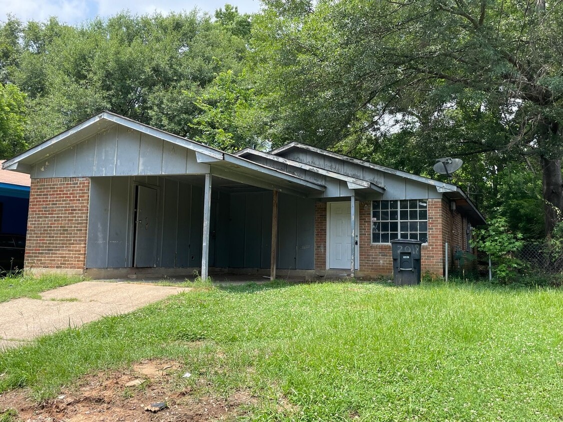 Primary Photo - 4 Bed, 1.5 Bath Home With Carport and Cent...