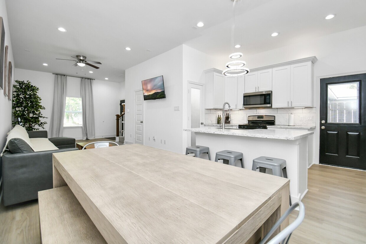 Foto principal - 7031 Eastwood St