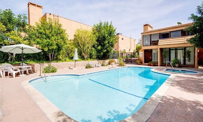 Community pool Jacuzzi with sauna - 5243 Yarmouth Ave
