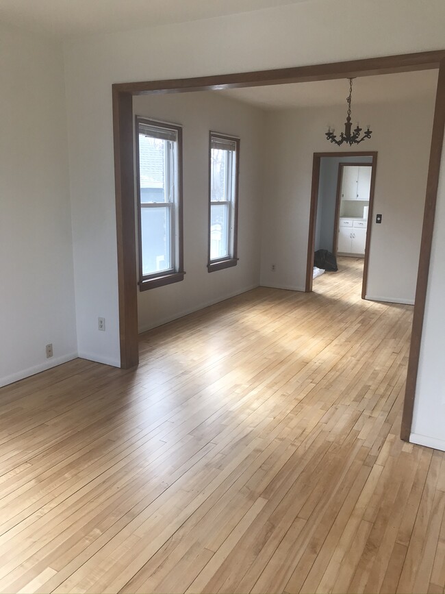 Building Photo - 712 6th St NE