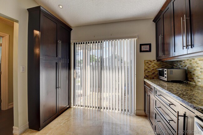 Foto del edificio - 8458 Boca Glades Blvd E