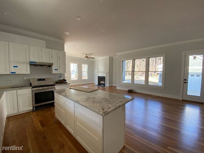 Building Photo - 3 br, 3.5 bath House - 105 Piano St