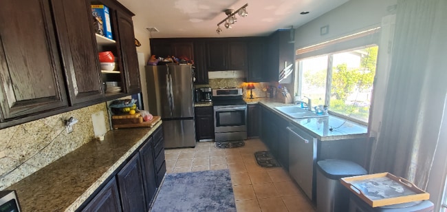 Building Photo - 1640 Baywood Dr