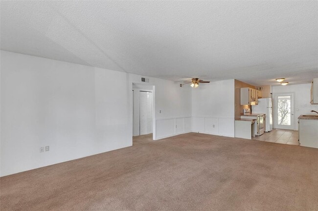 Building Photo - Comfortable & Spacious 3BR Condo with Built-In Closets and Backyard Patio in Tavares Community