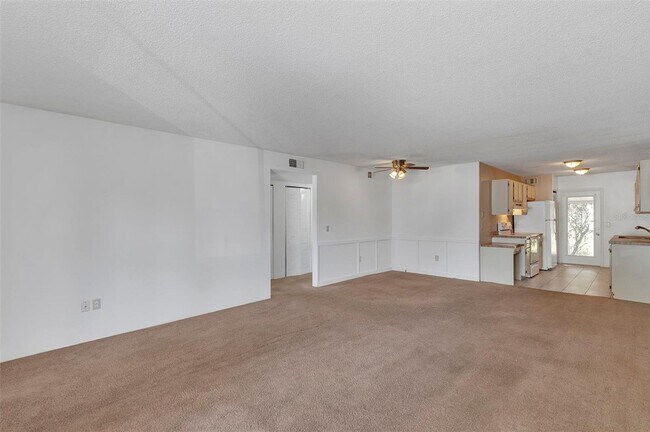 Foto del edificio - Comfortable & Spacious 3BR Condo with Built-In Closets and Backyard Patio in Tavares Community