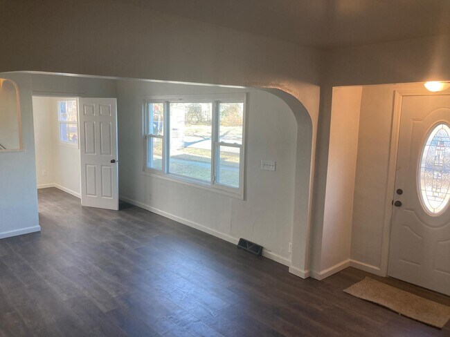 Viviendo - 311 N Rosedale Ave