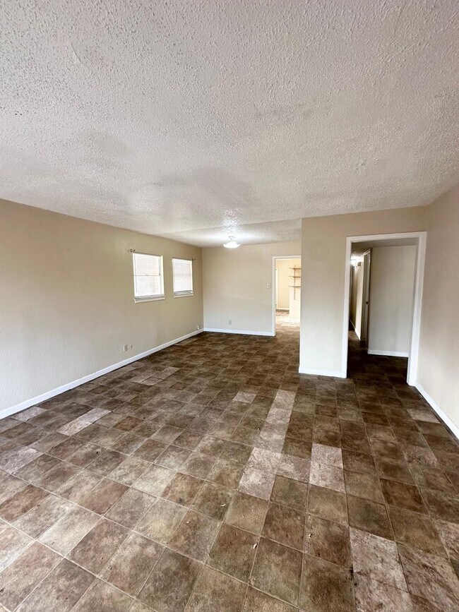 Foto del edificio - 3 Bed 2 Bath Ready To Rent ASAP!