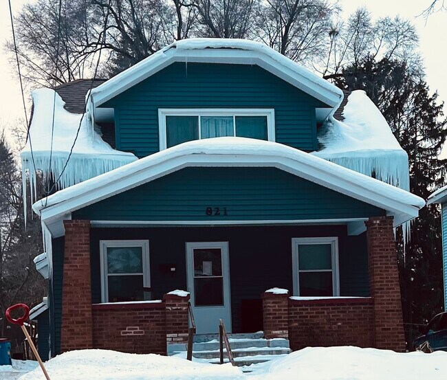 Foto del edificio - 821 Diamond Ave NE