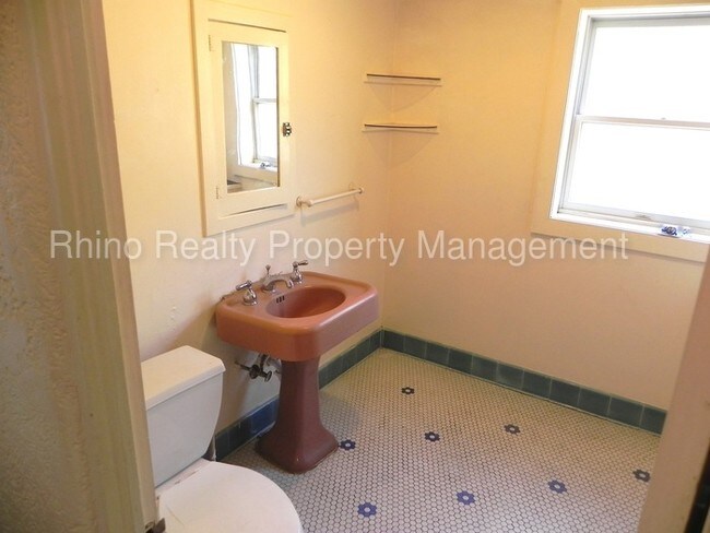 Building Photo - 525 Buena Vista Dr SE