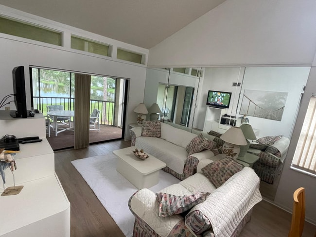 Foto del edificio - 202 Woodlake Wynde