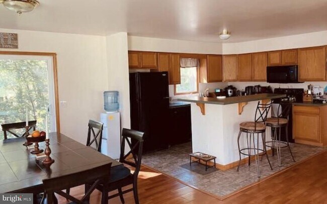 Foto del edificio - 439 Hunting Ridge Rd