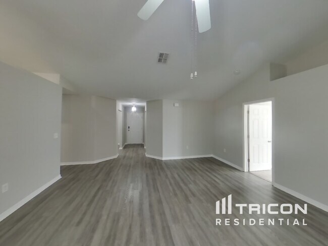 Foto del edificio - 3328 Montano Ave