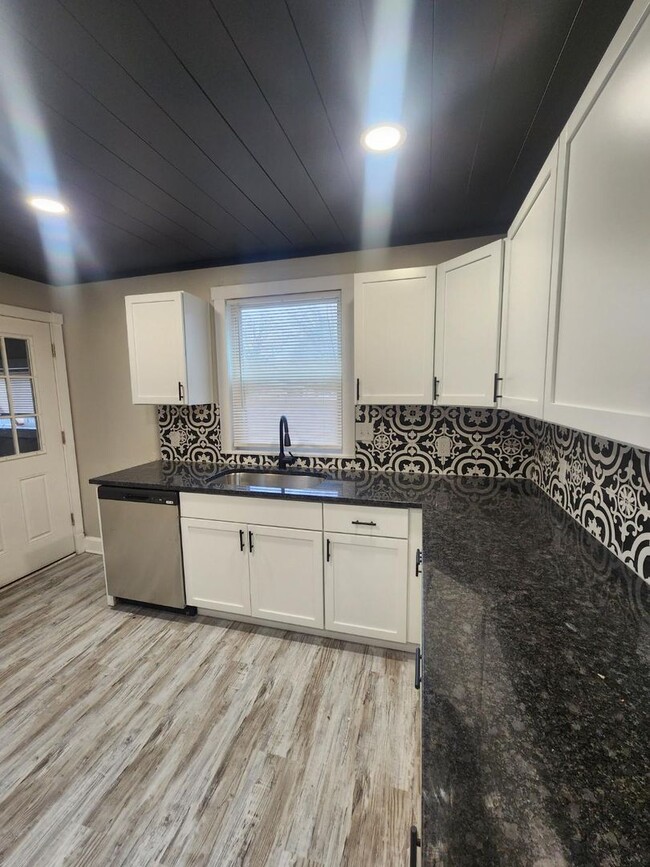 Building Photo - Spacious Three Bedroom Two Story Duplex lo...