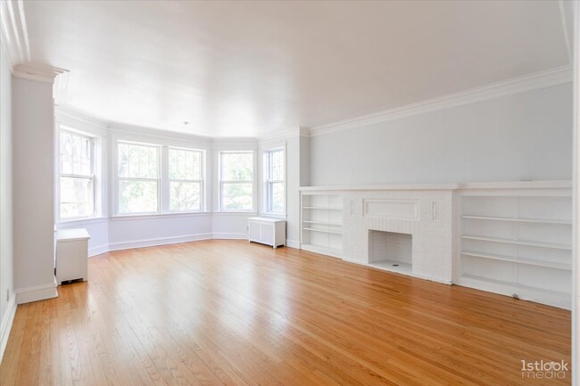 Large Living Room - 2121 W Morse Ave