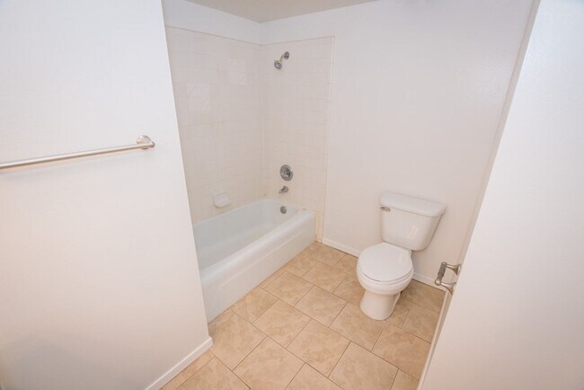 Building Photo - Spacious 3-Bedroom, 2-Bath Home with Centr...