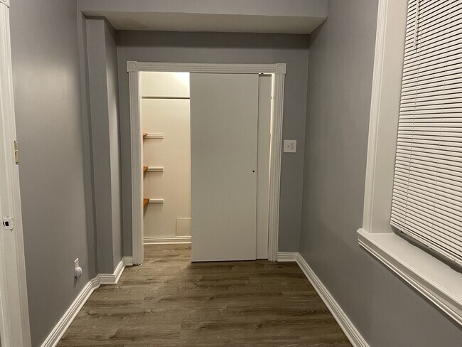 Building Photo - 2620 S Sawyer Ave