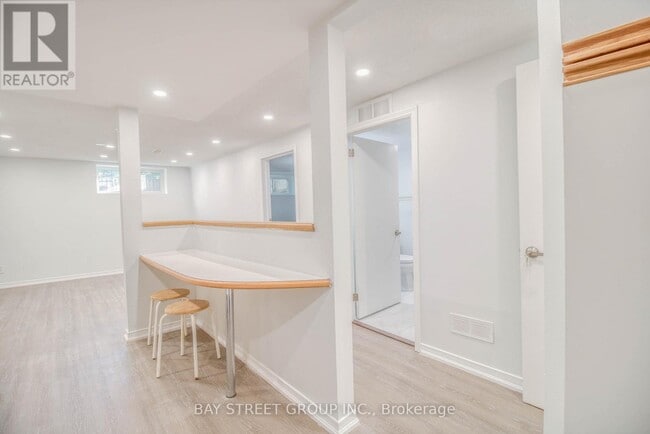 Photo du bâtiment - 65 Davis Rd