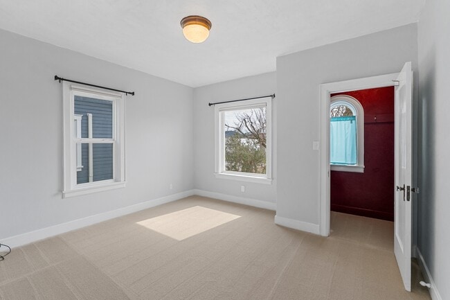 Building Photo - 404 Pioneer Ave E