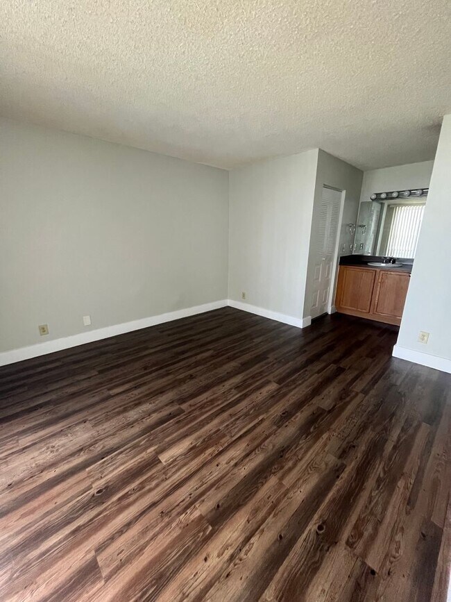 Foto del edificio - ONE BEDROOM ONE BATHROOM !! WITH LAKE VIEW...