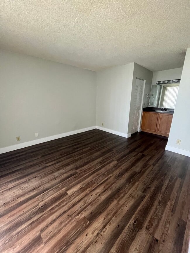 Building Photo - ONE BEDROOM ONE BATHROOM !! WITH LAKE VIEW...