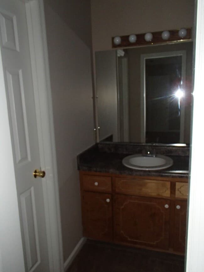 Building Photo - Comfy 3 Bedroom/2 Bath in Blue Pool!!!