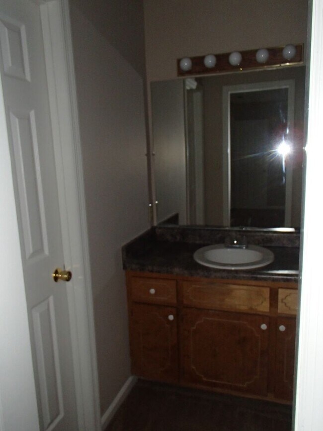 Foto del edificio - Comfy 3 Bedroom/2 Bath in Blue Pool!!!