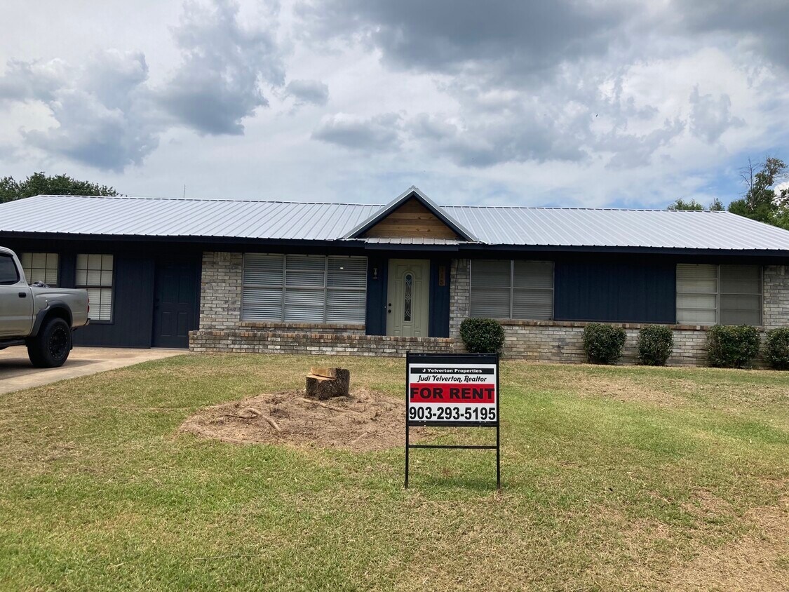 115 E Greenfield Dr, Wake Village, TX 75501 House Rental in Wake