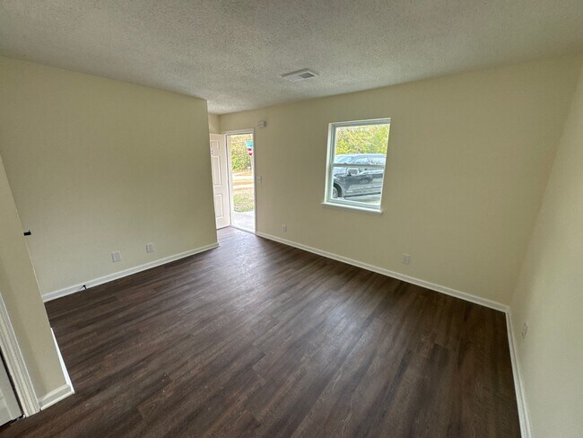 Building Photo - 4082 Forest Ave W