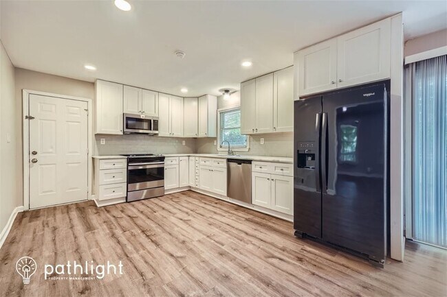 Foto del edificio - 2379 Oakridge Court