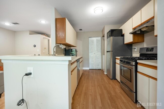 Building Photo - 6142 Cedar Ct
