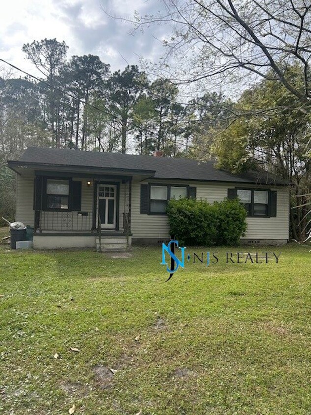 Foto principal - RENOVATED 4/2 1494 sq. ft home Fresh Paint...