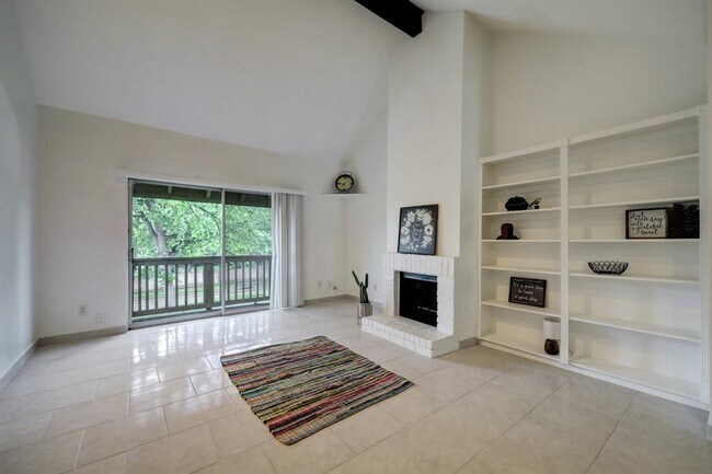 Building Photo - 2100 Tanglewilde St
