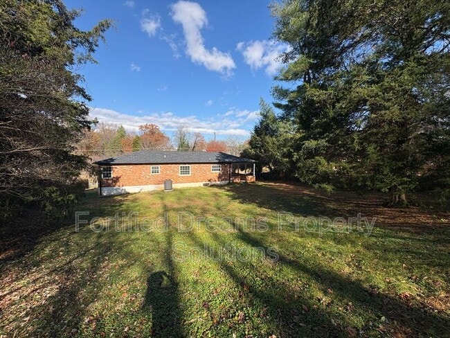 Building Photo - 4738 Eastwin Dr