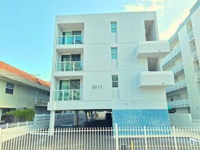 Building Photo - 2011 Bay Dr