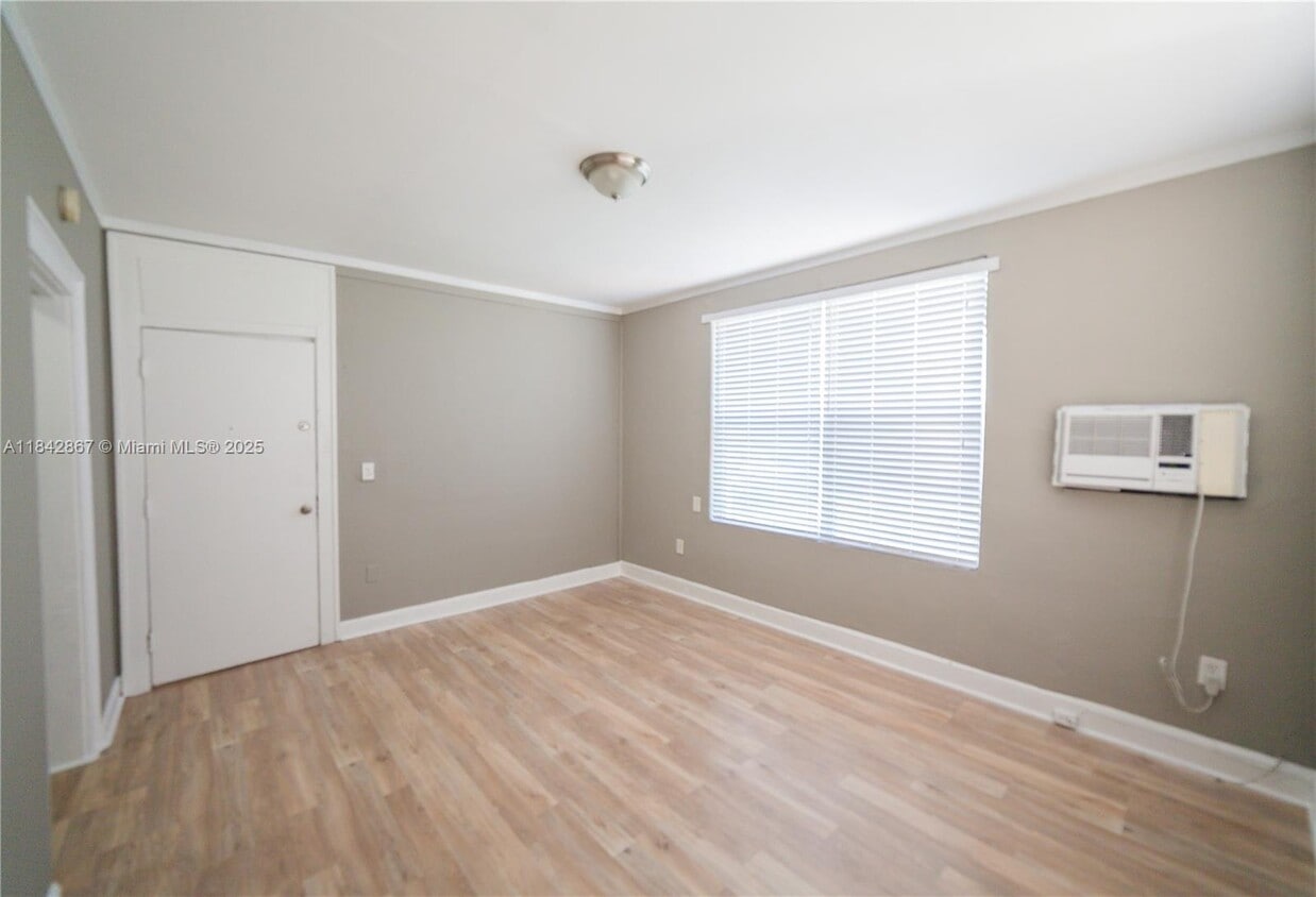 Primary Photo - 119 Menores Ave