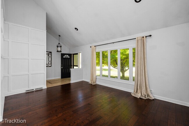 Foto del edificio - 11S639 McGrath Ln