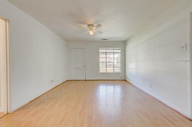 Building Photo - 7506 Linwood Ave