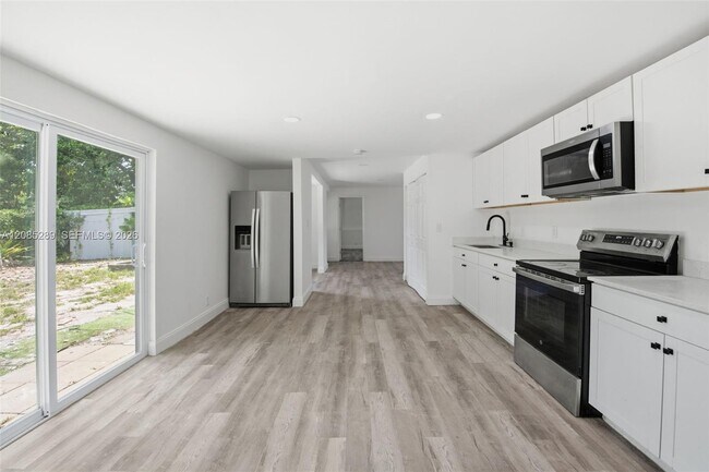 Building Photo - 4621 SW 31st Dr