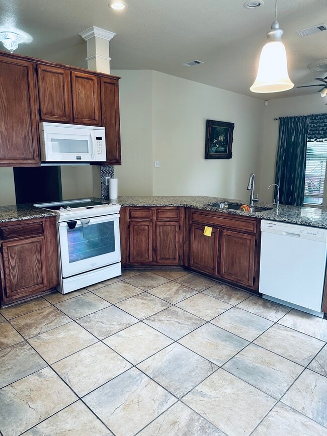 Foto del edificio - 2805 Glen Hollow Dr