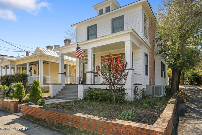 Building Photo - 308 Dock St