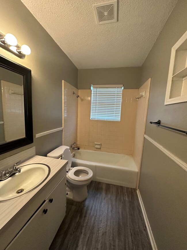 Building Photo - Like New Bossier Home