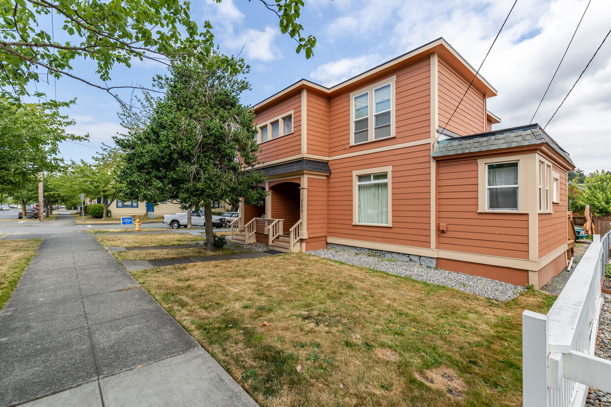 op floor fully furnished short term rental apartment in downtown Anacortes, Washington. Wifi, Cable, Utilities twice monthly linen and light cleaning service included in the monthly rent. - 703 Q Ave Apt 4