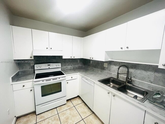 Foto del edificio - 8261 NW 8th St